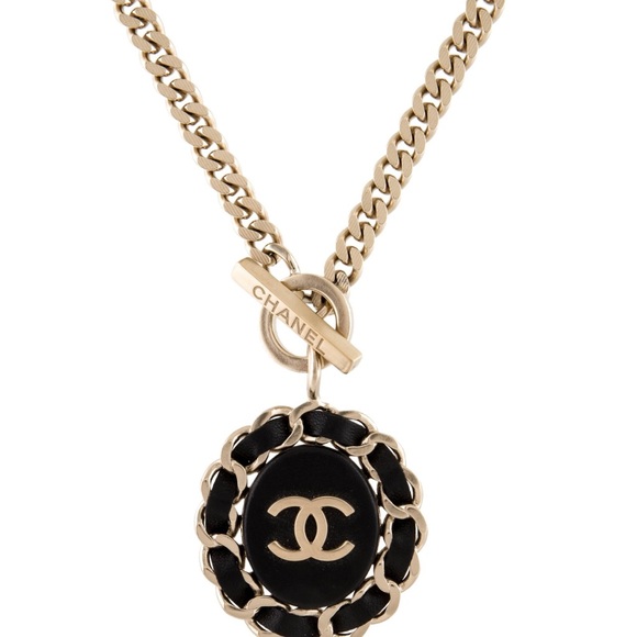 Chanel
Leather CC Toggle Pendant Necklace - Picture 2 of 5